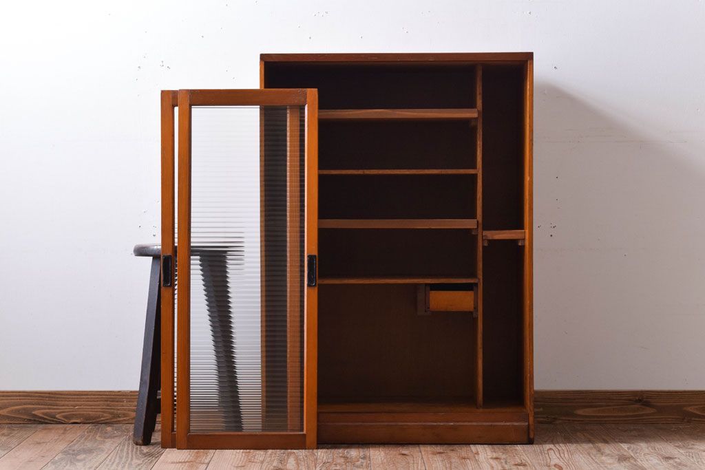 レトロ家具　和製アンティーク　モールガラス引き戸のレトロな収納棚