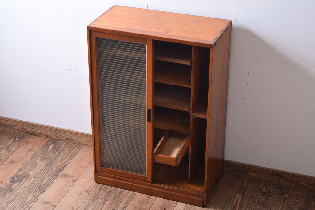 レトロ家具　和製アンティーク　モールガラス引き戸のレトロな収納棚