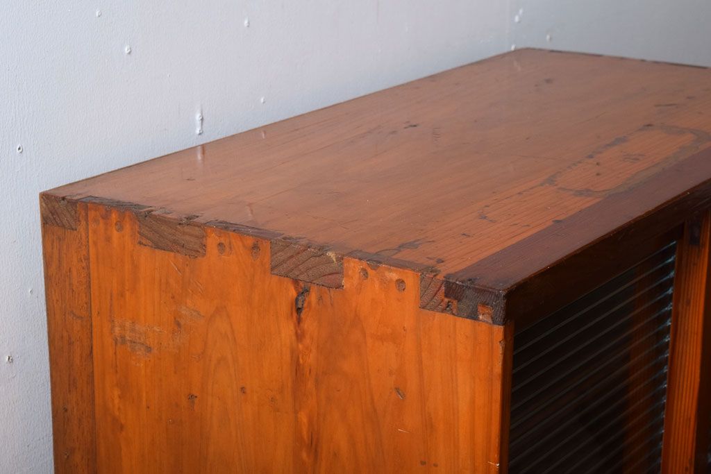 レトロ家具　和製アンティーク　モールガラス引き戸のレトロな収納棚