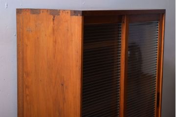 レトロ家具　和製アンティーク　モールガラス引き戸のレトロな収納棚