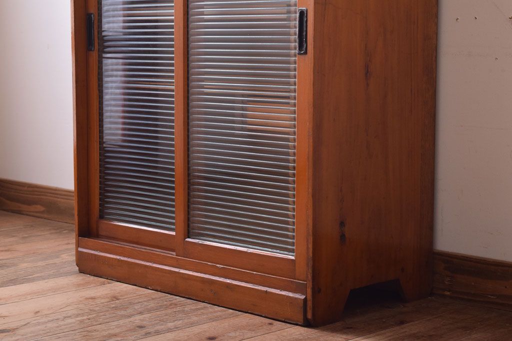 レトロ家具　和製アンティーク　モールガラス引き戸のレトロな収納棚