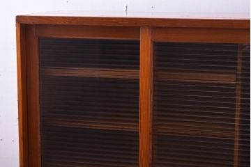 レトロ家具　和製アンティーク　モールガラス引き戸のレトロな収納棚