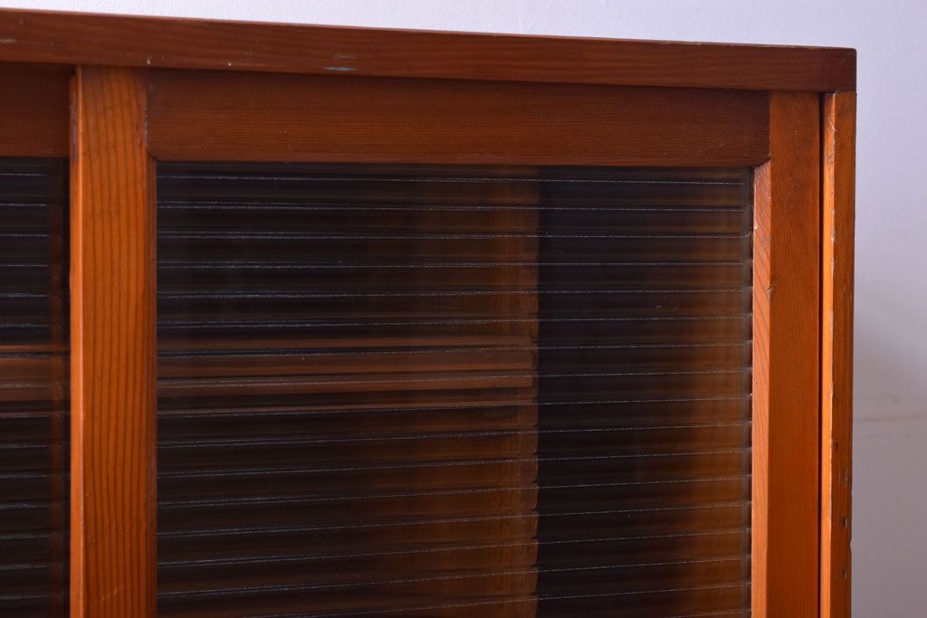 レトロ家具　和製アンティーク　モールガラス引き戸のレトロな収納棚