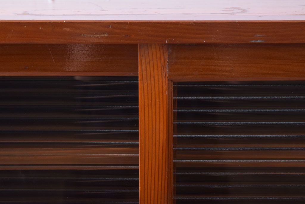 レトロ家具　和製アンティーク　モールガラス引き戸のレトロな収納棚