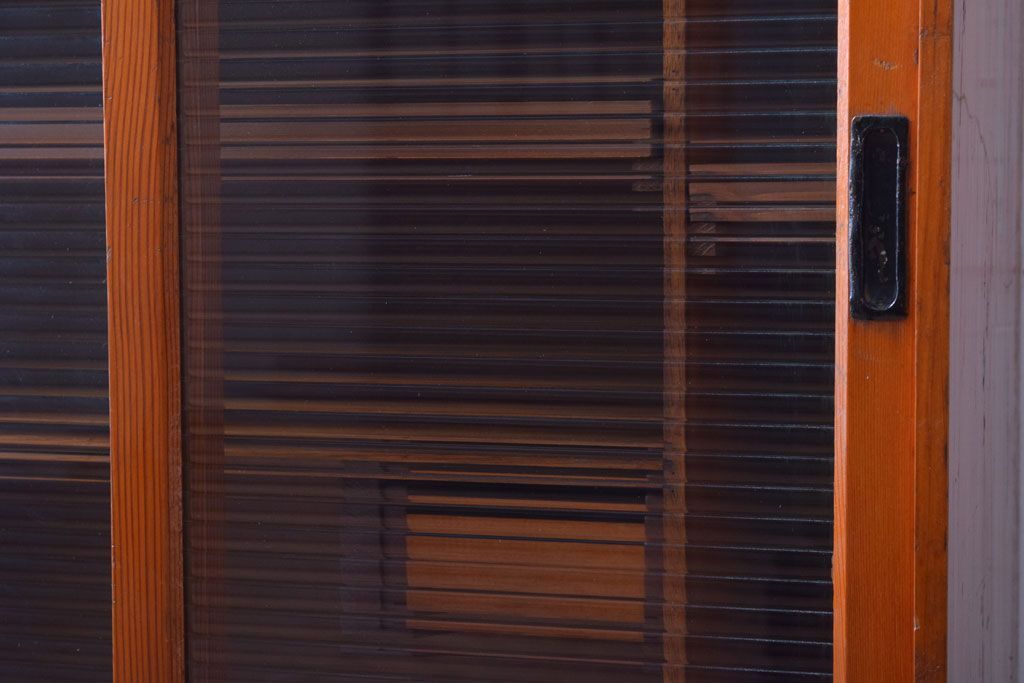 レトロ家具　和製アンティーク　モールガラス引き戸のレトロな収納棚