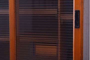 レトロ家具　和製アンティーク　モールガラス引き戸のレトロな収納棚