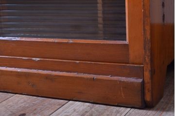 レトロ家具　和製アンティーク　モールガラス引き戸のレトロな収納棚