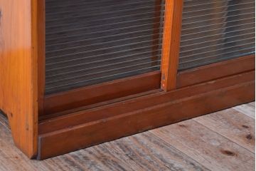 レトロ家具　和製アンティーク　モールガラス引き戸のレトロな収納棚