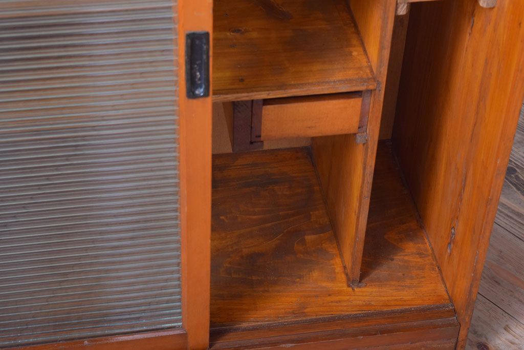 レトロ家具　和製アンティーク　モールガラス引き戸のレトロな収納棚