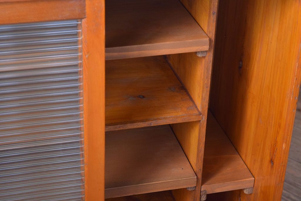 レトロ家具　和製アンティーク　モールガラス引き戸のレトロな収納棚