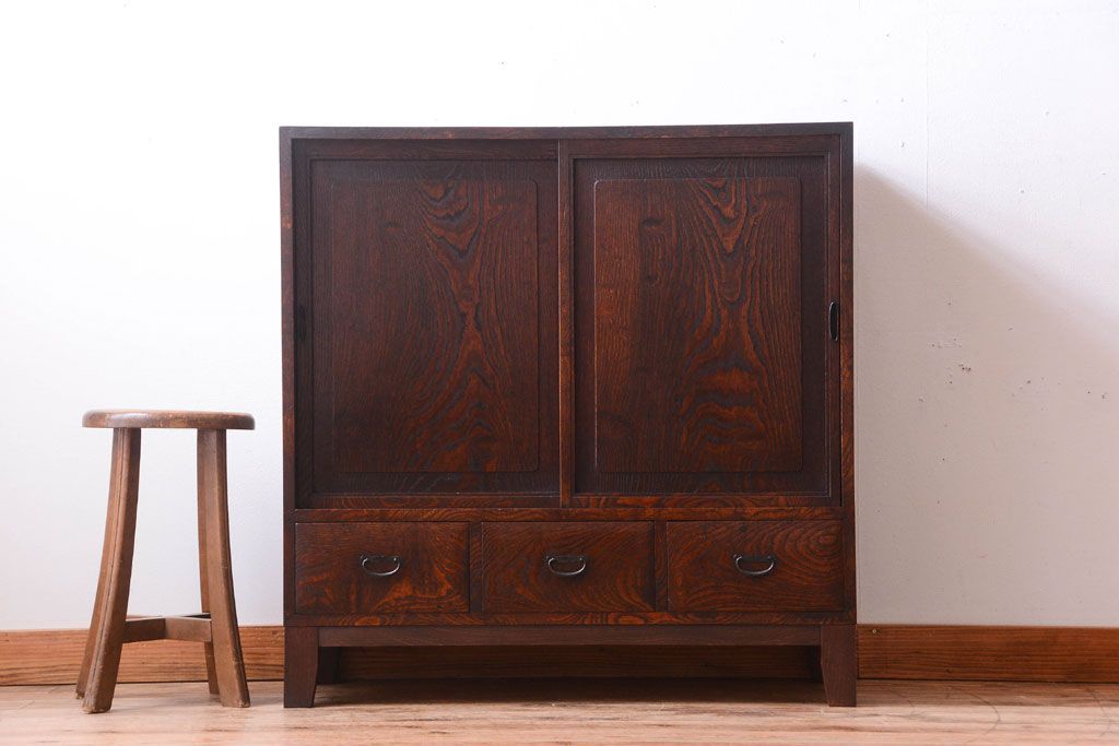 アンティーク家具　和製アンティーク　玉杢が美しい前面欅材の小ぶりな脚付き収納棚