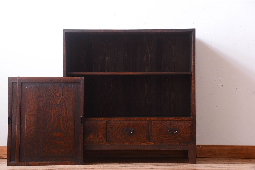 アンティーク家具　和製アンティーク　玉杢が美しい前面欅材の小ぶりな脚付き収納棚