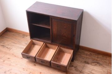 アンティーク家具　和製アンティーク　玉杢が美しい前面欅材の小ぶりな脚付き収納棚