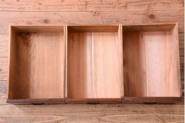 アンティーク家具　和製アンティーク　玉杢が美しい前面欅材の小ぶりな脚付き収納棚