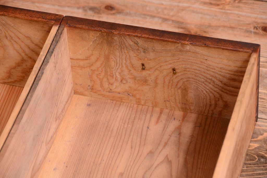 アンティーク家具　和製アンティーク　玉杢が美しい前面欅材の小ぶりな脚付き収納棚