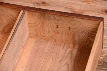 アンティーク家具　和製アンティーク　玉杢が美しい前面欅材の小ぶりな脚付き収納棚