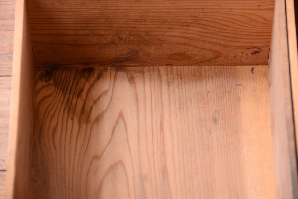 アンティーク家具　和製アンティーク　玉杢が美しい前面欅材の小ぶりな脚付き収納棚