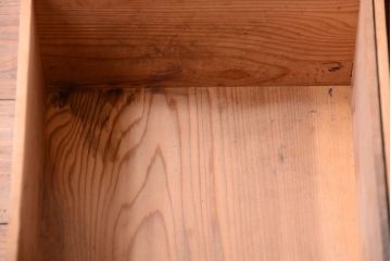 アンティーク家具　和製アンティーク　玉杢が美しい前面欅材の小ぶりな脚付き収納棚