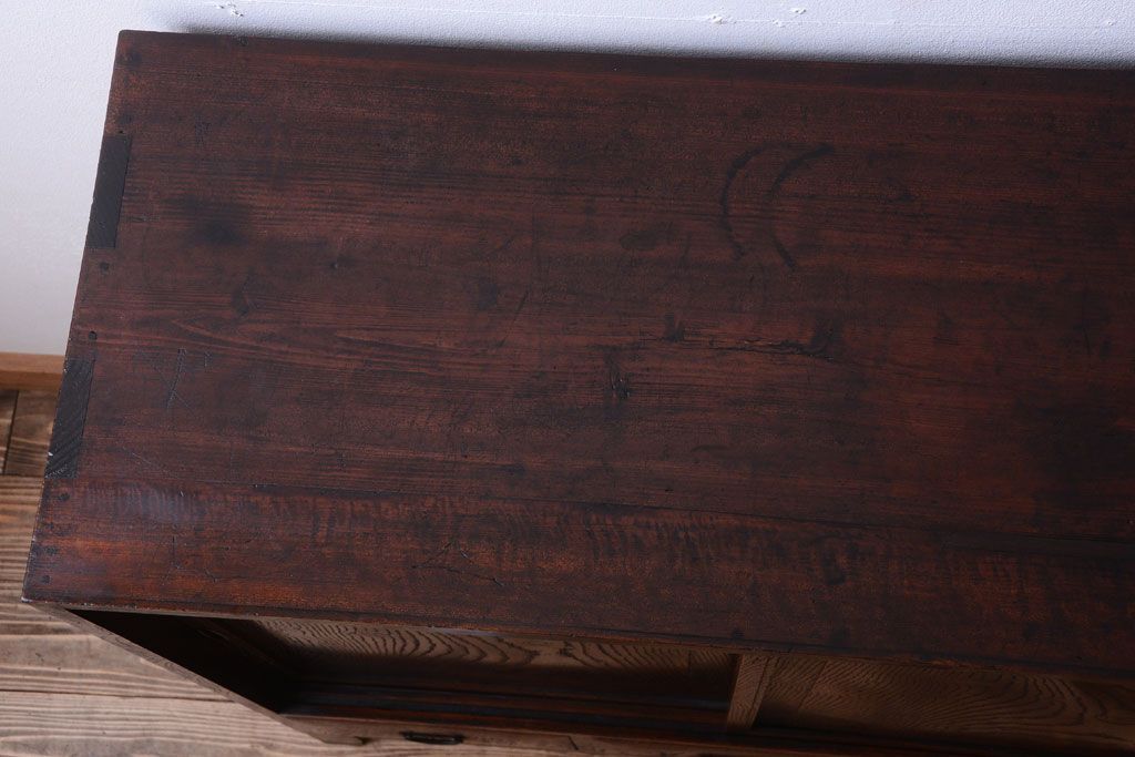 アンティーク家具　和製アンティーク　玉杢が美しい前面欅材の小ぶりな脚付き収納棚