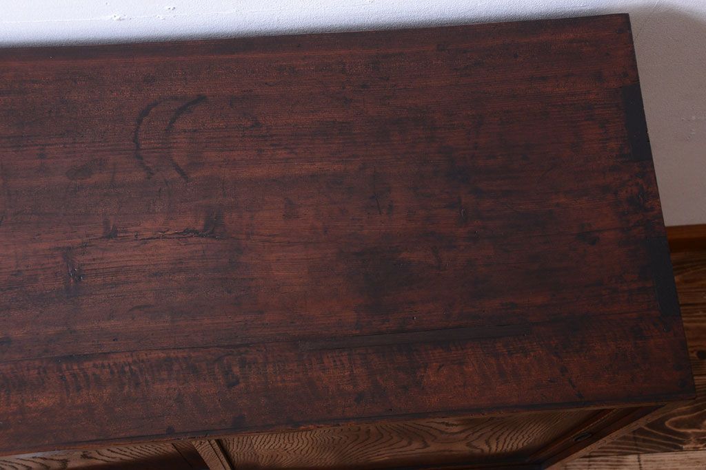 アンティーク家具　和製アンティーク　玉杢が美しい前面欅材の小ぶりな脚付き収納棚