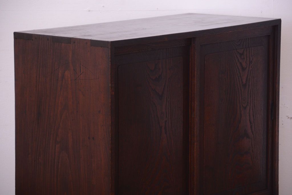 アンティーク家具　和製アンティーク　玉杢が美しい前面欅材の小ぶりな脚付き収納棚