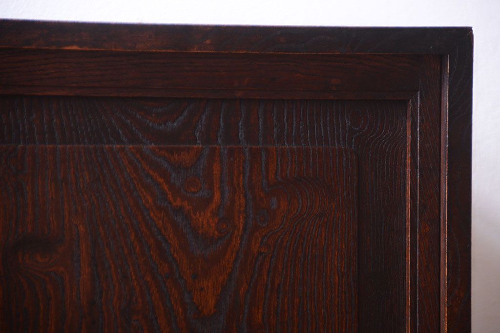 アンティーク家具　和製アンティーク　玉杢が美しい前面欅材の小ぶりな脚付き収納棚