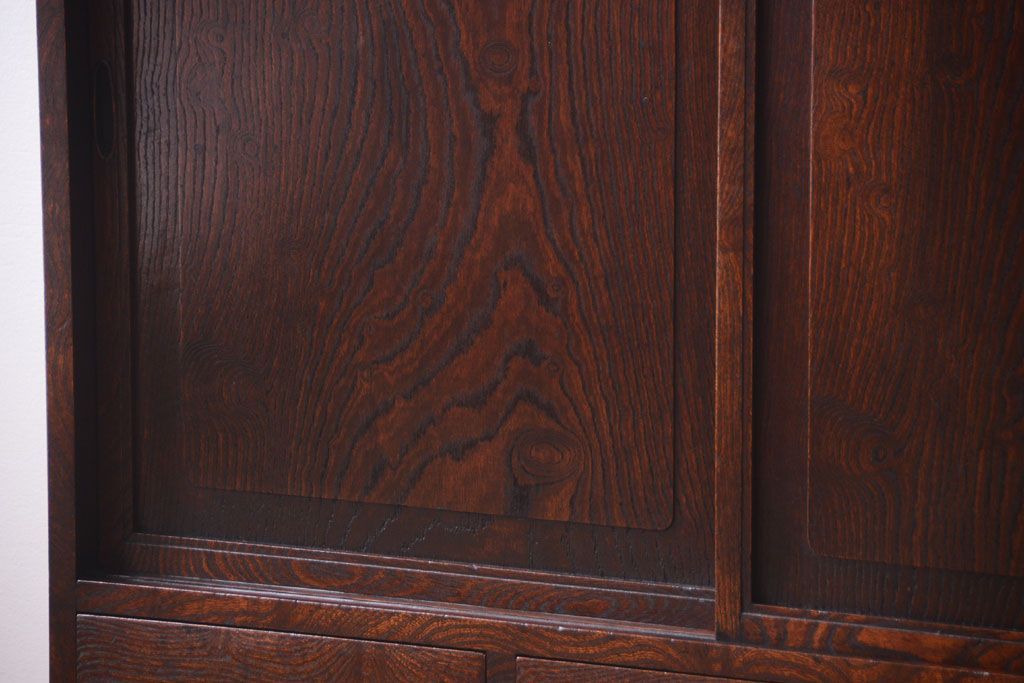 アンティーク家具　和製アンティーク　玉杢が美しい前面欅材の小ぶりな脚付き収納棚