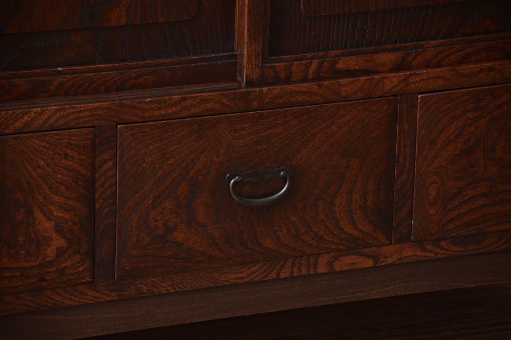 アンティーク家具　和製アンティーク　玉杢が美しい前面欅材の小ぶりな脚付き収納棚