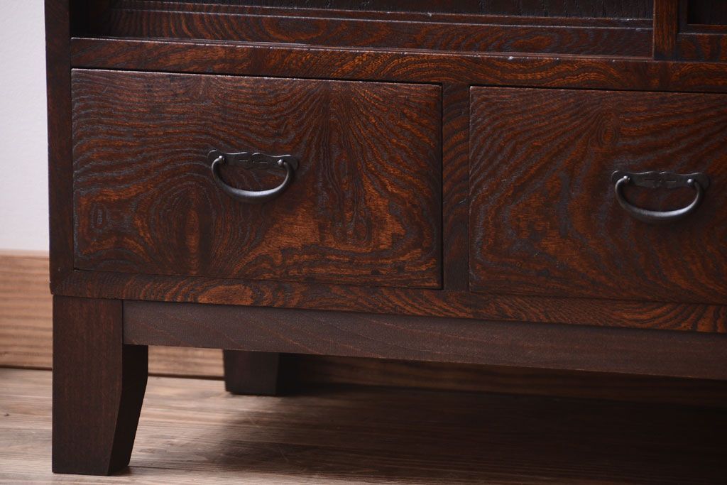 アンティーク家具　和製アンティーク　玉杢が美しい前面欅材の小ぶりな脚付き収納棚