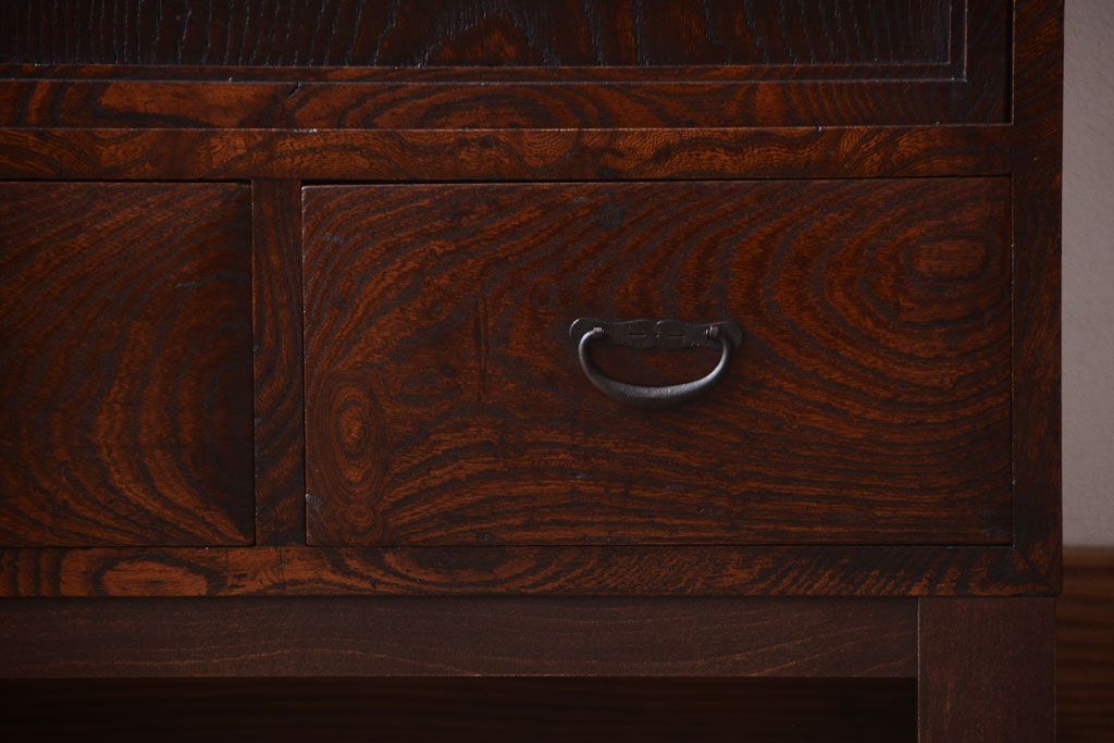 アンティーク家具　和製アンティーク　玉杢が美しい前面欅材の小ぶりな脚付き収納棚