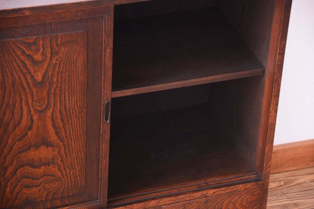 アンティーク家具　和製アンティーク　玉杢が美しい前面欅材の小ぶりな脚付き収納棚