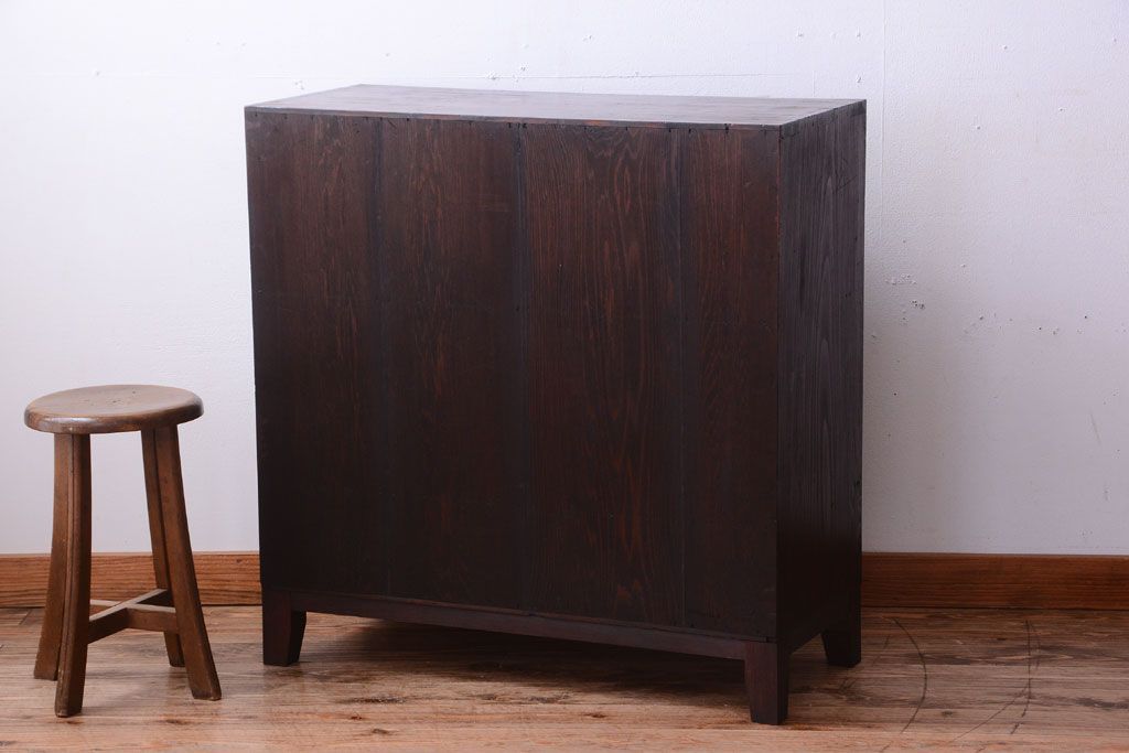 アンティーク家具　和製アンティーク　玉杢が美しい前面欅材の小ぶりな脚付き収納棚