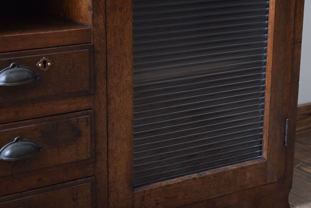 アンティーク家具　和製アンティーク　飾り棚・引き出し付き!モールガラス扉の収納棚(本箱)