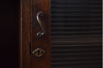 アンティーク家具　和製アンティーク　飾り棚・引き出し付き!モールガラス扉の収納棚(本箱)