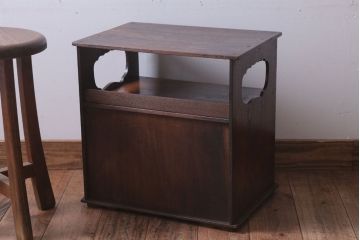 アンティーク家具　和製アンティーク　古い木の小ぶりな茶棚(収納棚)