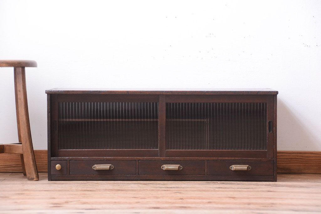 アンティーク家具　アンティーク　モールガラス引き戸のシンプルで小さなローボード(収納棚)(1)