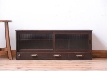 アンティーク家具　アンティーク　モールガラス引き戸のシンプルで小さなローボード(収納棚)(1)
