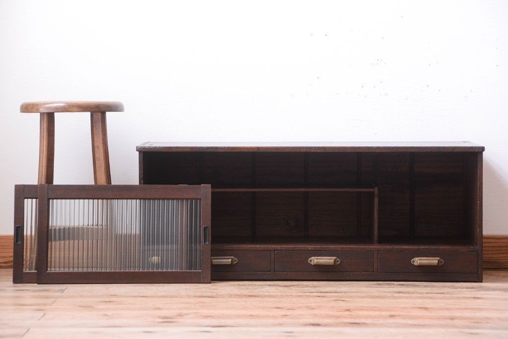 アンティーク家具　アンティーク　モールガラス引き戸のシンプルで小さなローボード(収納棚)(1)