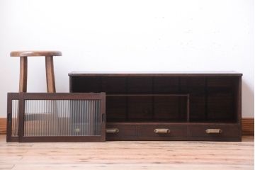 アンティーク家具　アンティーク　モールガラス引き戸のシンプルで小さなローボード(収納棚)(1)
