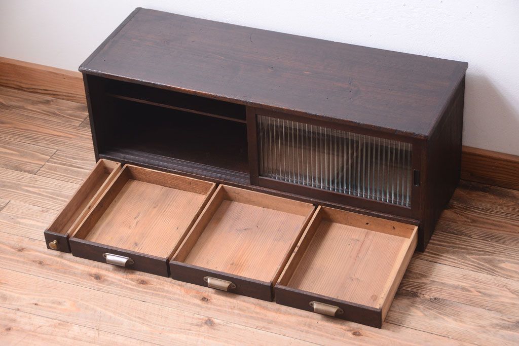 アンティーク家具　アンティーク　モールガラス引き戸のシンプルで小さなローボード(収納棚)(1)