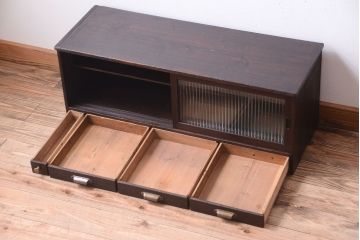 アンティーク家具　アンティーク　モールガラス引き戸のシンプルで小さなローボード(収納棚)(1)