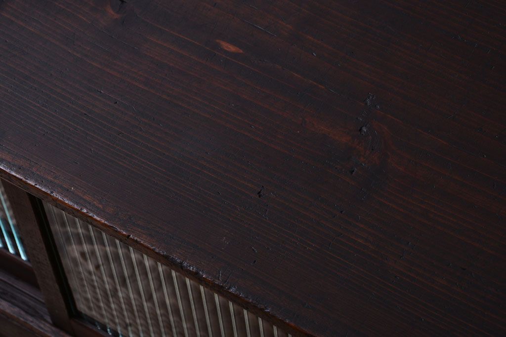 アンティーク家具　アンティーク　モールガラス引き戸のシンプルで小さなローボード(収納棚)(1)