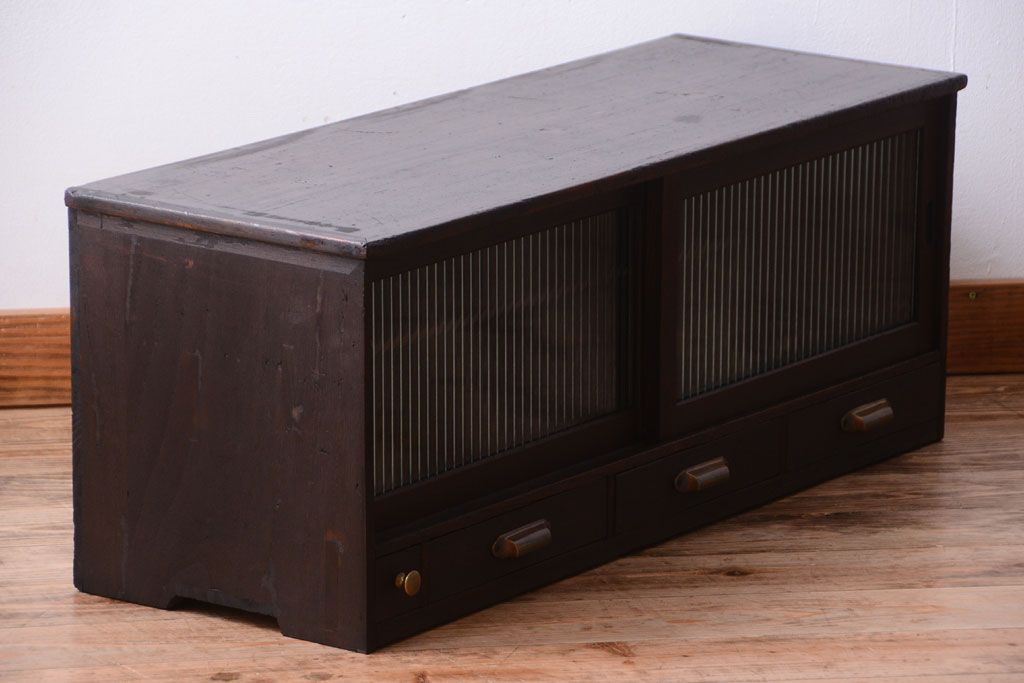 アンティーク家具　アンティーク　モールガラス引き戸のシンプルで小さなローボード(収納棚)(1)