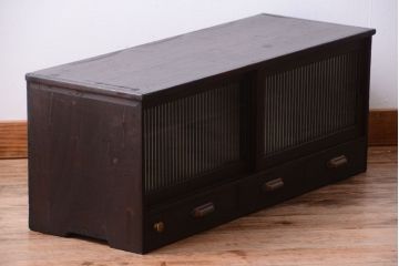 アンティーク家具　アンティーク　モールガラス引き戸のシンプルで小さなローボード(収納棚)(1)