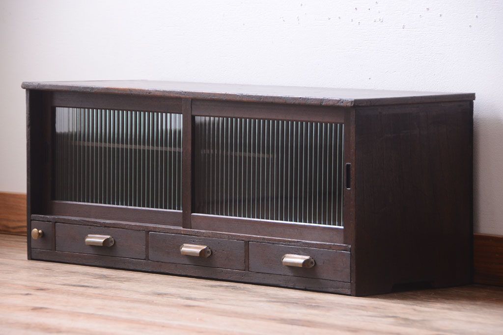 アンティーク家具　アンティーク　モールガラス引き戸のシンプルで小さなローボード(収納棚)(1)