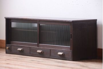 アンティーク家具　アンティーク　モールガラス引き戸のシンプルで小さなローボード(収納棚)(1)