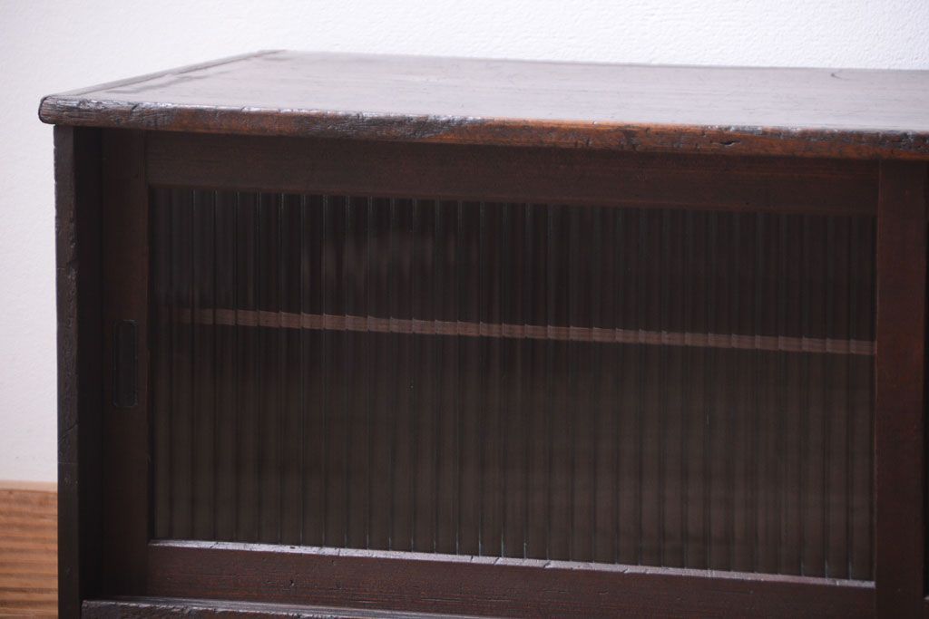 アンティーク家具　アンティーク　モールガラス引き戸のシンプルで小さなローボード(収納棚)(1)