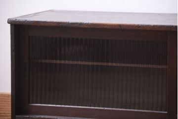 アンティーク家具　アンティーク　モールガラス引き戸のシンプルで小さなローボード(収納棚)(1)