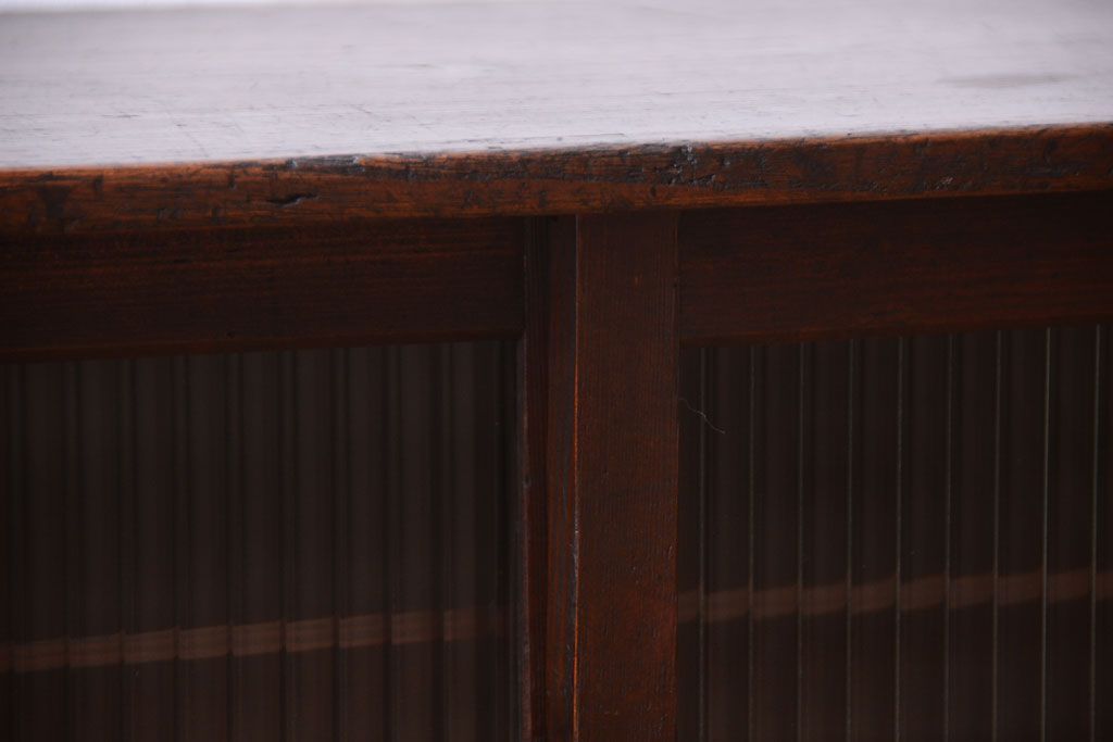 アンティーク家具　アンティーク　モールガラス引き戸のシンプルで小さなローボード(収納棚)(1)