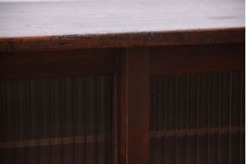 アンティーク家具　アンティーク　モールガラス引き戸のシンプルで小さなローボード(収納棚)(1)